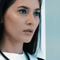 Artis kelahiran London ini ternyata jatuh cinta dengan Indonesia melalui sebuah film.