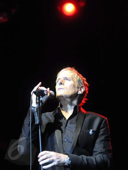 Penyanyi Michael Bolton menyapa penggemarnya dan mengajaknya kembali bernostalgia kembali ke era 80 hingga 90-an dalam konser bertajuk An Evening With Grammy Winner, di Jakarta, Selasa (2/6/2015).(Liputan6.com/Panji Diksana)