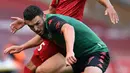 Gelandang Aston Villa, John McGinn (depan) berebut bola dengan gelandang Liverpool, Alex Oxlade-Chamberlain dalam lanjutan Premier League 2019-2020, Minggu (5/7/2020). Liverpool berhasil meraih kemenangan atas Aston Villa dengan skor 2-0. (Paul ELLIS / POOL / AFP)