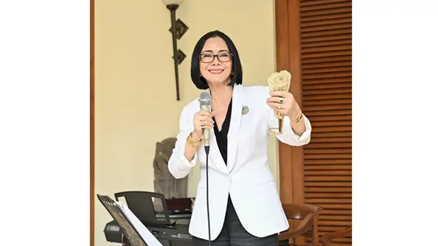 7 Potret Desainer Ternama Poppy Dharsono, Tetap Tampil Menawan Diusia yang Tak Lagi Muda
