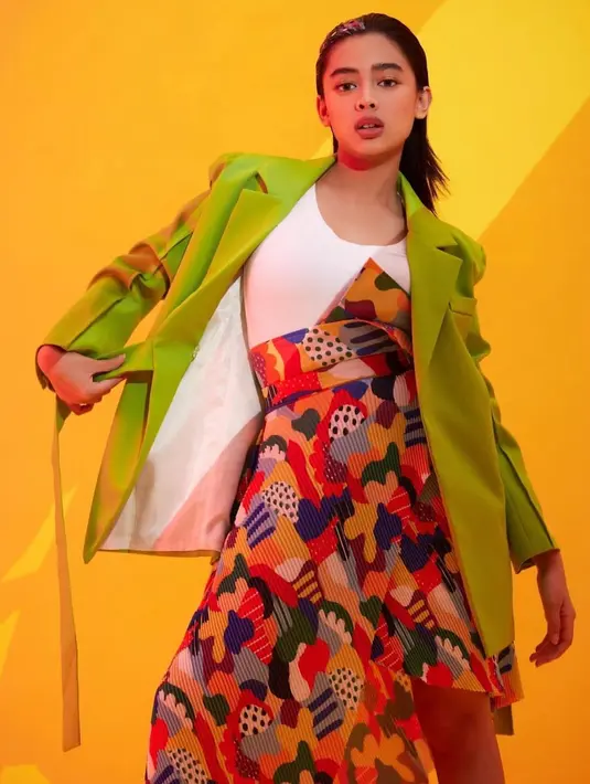 Perpaduan rok bermotif oranye dari Calla the Label dan blazer hijau neon jadi outfit yang terang [@callathelabel]