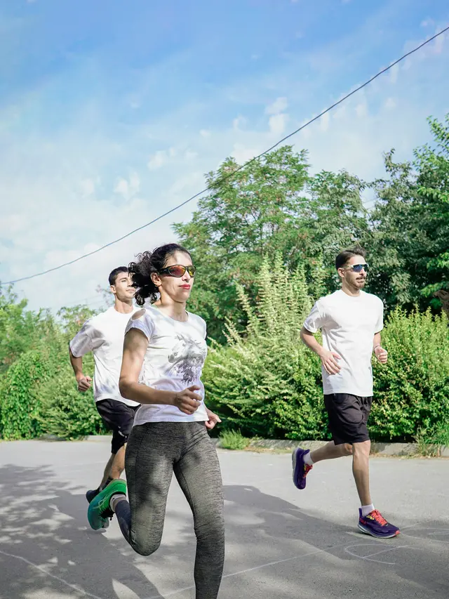 Ilustrasi menjaga batasan dan kenyamanan saat berkenalan di running club.