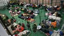 Pengungsi Ukraina terlihat di pusat pengungsian sementara di sekolah dasar setempat di Tiszabecs, Hongaria timur, 28 Februari 2022. Warga Hungaria bergegas ke perbatasan Ukraina untuk membantu pengungsi yang melarikan diri dari invasi Rusia. (Attila KISBENEDEK/AFP)