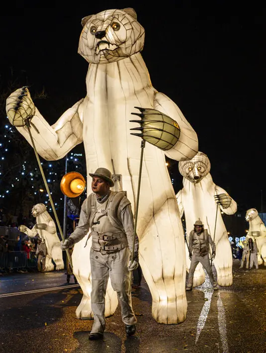 Para peserta saat tampil pada parade Cabalgata de Reyes di Madrid, Spanyol, 5 Januari 2022. Parade warna-warni ini dalam rangka merayakan Epiphany saat umat Kristen memperingati kunjungan Tiga Raja atau Tiga Orang Bijaksana ke bayi Yesus. (AP Photo/Bernat Armangue)