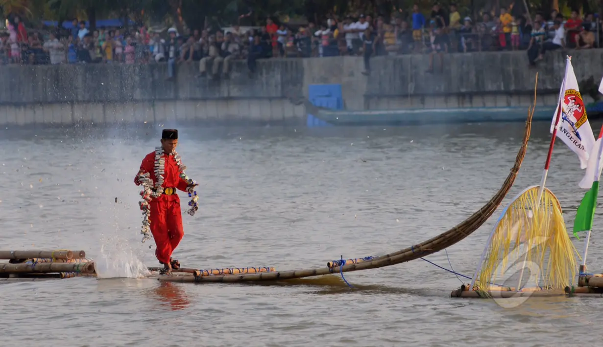 Seorang peserta melakukan atraksi melintasi dalam rangka Festival Cisadane 2015 di Tangerang, Banten, Sabtu (23/5/2015). Sebanyak 100 perahu nusantara menampilkan berbagai pernak-pernik budaya khas nusantara (Liputan6.com/Andrian M Tunay)