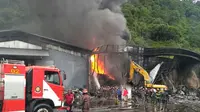 Satu unit damkar yang mati mendadak di lokasi kebakaran saat berusaha didorong petugas Foto: (JawaPos.com/Istimewa)