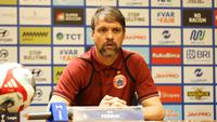 Pelatih Persija Jakarta, Mauricio Souza dalam jumpa pers jelang pertandingan melawa Persis Solo di Staidon Utama GBK, Minggu (26/4). (Bola.com/Abdul Aziz)