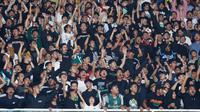Sekitar 5.000 pendukung Bajul Ijo menyaksikan tim tersayang dari tribun. (Bola.com/M Iqbal Ichsan)