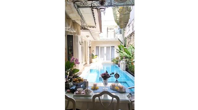 6 Potret area belakang rumah Paramitha Rusady, elegan dan bernuansa klasik