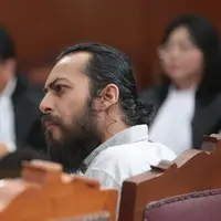 Kedatangan Alex Abbad menjadi saksi, hanya untuk menolong sahabatnya, Restu Sinaga. Apalagi, saat ibunda Restu meninggal dan banyak cerita kesedihannya. (Adrian Putra/Bintang.com)