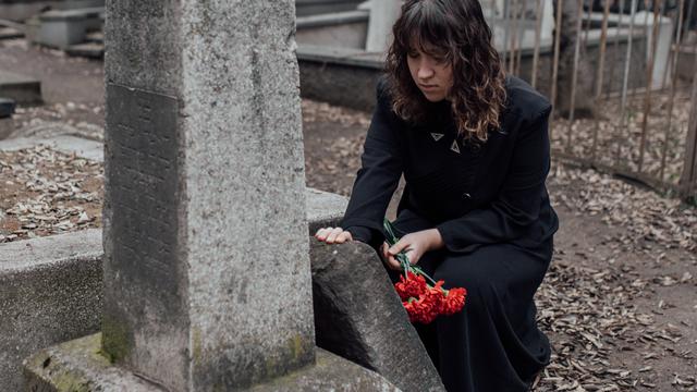 Ilustrasi ziarah, pemakaman, dukacita