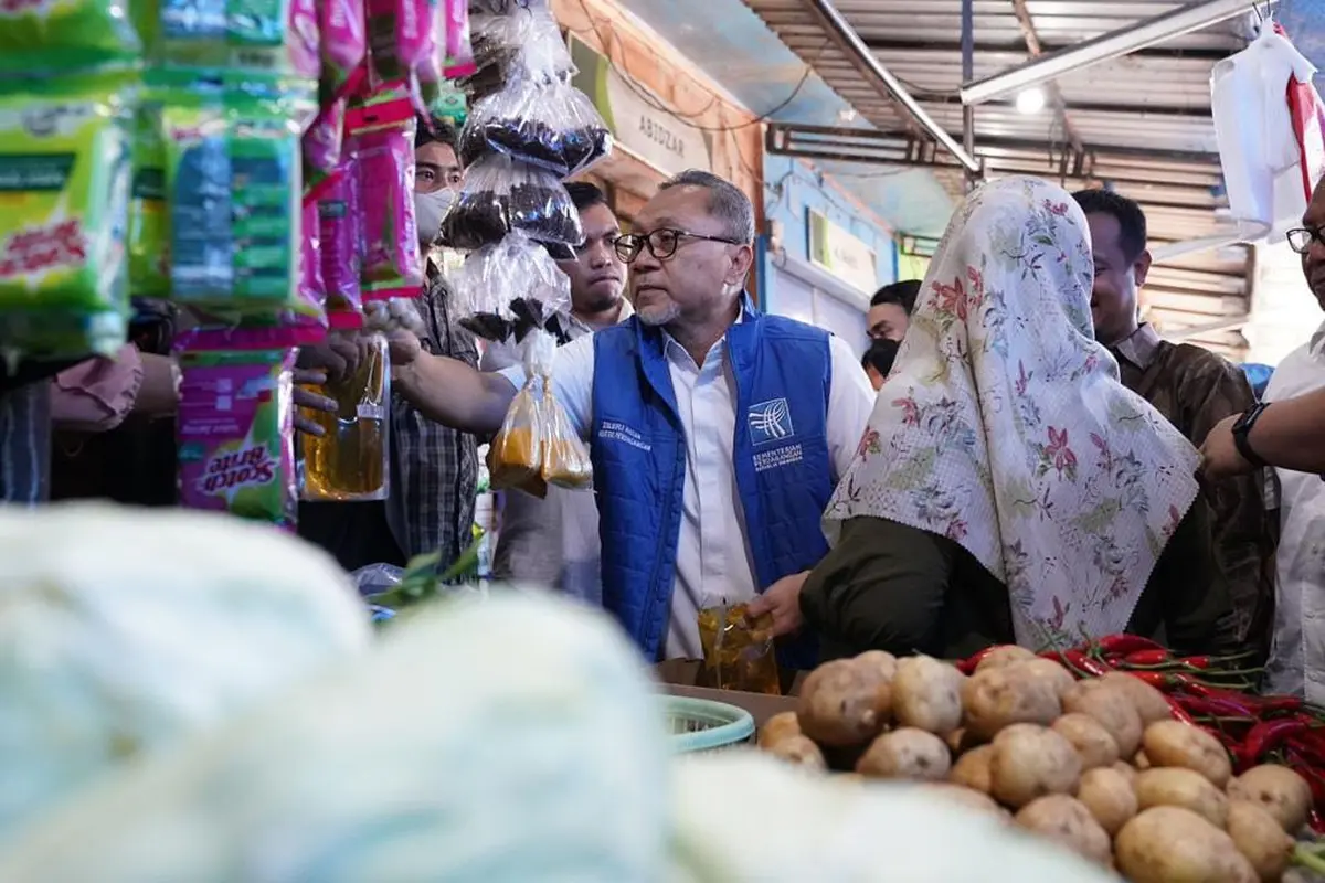 Menteri Perdagangan (Mendag) Zulkifli Hasan melakukan kunjungan memantau harga kebutuhan pokok (bapok) di Pasar tradisional Pa'baeng-baeng, Makassar, Sulawesi Selatan atau Sulsel, Minggu, (6/11/2022).