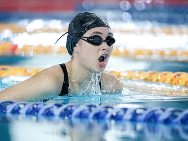 Selebritas Indonesia, Caitlin Halderman berkompetisi dalam cabang olahraga renang nomor gaya dada 50 meter putri Turnamen Olahraga Selebriti Indonesia (TOSI) Season 3 yang berlangsung di PPOP Ragunan, Jakarta Selatan, Sabtu (19/10/2024). (Bola.com/Bagaskara Lazuardi)