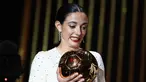 Gelandang Barcelona asal Spanyol, Aitana Bonmati saat menerima penghargaan Ballon d'Or Wanita dalam acara penganugerahan Ballon d'Or France Football 2024 di Theatre du Chatelet, Paris, 28 Oktober 2024. (FRANCK FIFE/AFP)