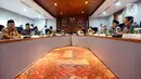 Ketua MPR Bambang Soesatyo bersama sembilan Wakil Ketua MPR berbincang  sebelum memulai rapat perdana pimpinan MPR periode 2019-2024 di Kompleks Parlemen Senayan, Jakarta, Rabu (9/10/2019). Rapat membahas pembagian tugas hingga rencana pelantikan Jokowi-Ma'ruf Amin. (Liputan6.com/Johan Tallo)