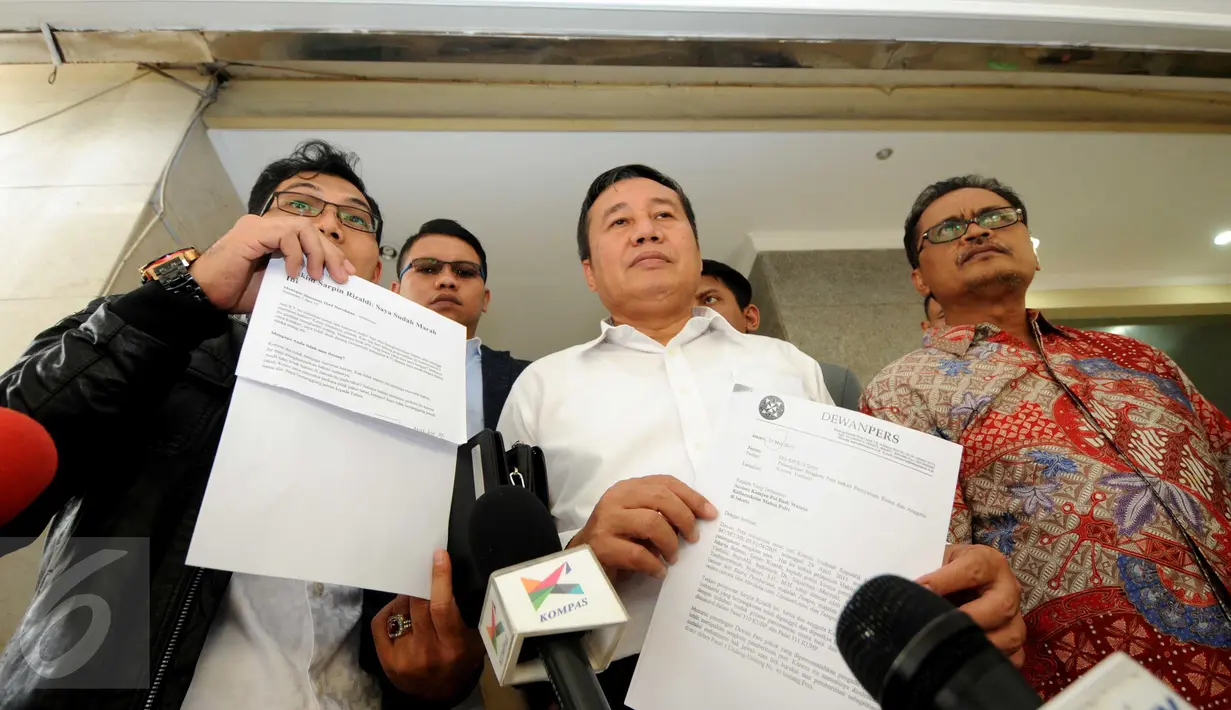 Komisioner KY Taufiqurrohman Syahuri (tengah) usai menjalani pemeriksaan di Subdit II Bareskrim, Jakarta, Senin (28/9/2015). Taufiqurrohman akan melaporkan balik hakim Sarpin Rizaldi dengan tuduhan pencemaran nama baik.(Liputan6.com/Helmi Afandi)