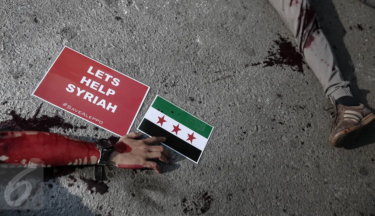 #SAVEALEPPO dikumandangkan pada aksi solidaritas peduli Suriah 'Stop Suriah Memerah Darah' di car free day Bundaran HI, Jakarta, Minggu (8/5). Aksi ini kembali dilakukan setelah ada pemboman di Aleppo beberapa waktu lalu. (Liputan6.com/Faizal Fanani)