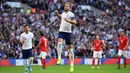 Striker Inggris, Harry Kane, merayakan gol yang dicetaknya ke gawang Bulgaria pada laga Kualifikasi Piala Eropa 2020 di Stadion Wembley, London, Sabtu (7/9). Inggris menang 4-0 atas Bulgaria. (AFP/Ben Stansall)