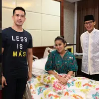 Sandiaga Uno saat menjenguk Olla Ramlan. (Instagram/aufar.hutapea)