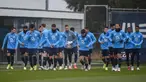 Para pemain FC Porto mengambil bagian dalam sesi latihan jelang menghadapi Atletico Madrid pada pertandingan Grup B Liga Champions di tempat latihan FC Porto Olival, Vila Nova de Gaia, Portugal, 6 Desember 2021. (MIGUEL RIOPA/AFP)
