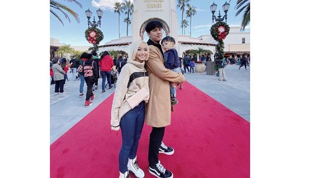 Jarang Tersorot, Ini 7 Potret Rinni Wulandari dan Keluarga Kecilnya