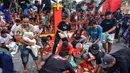 Orang-orang berebut untuk mendapatkan bahan makanan yang dibagikan kepada masyarakat umum selama Festival Hantu Lapar di Kuil Gie Yong Bio, Lasem, Jawa Tengah, pada 10 September 2025. (Foto: AFP)