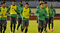 Pemain Timnas Indonesia menjalani latihan di Stadion Manahan, Minggu (4/9/2016). (Bola.com/Romi Syahputra)