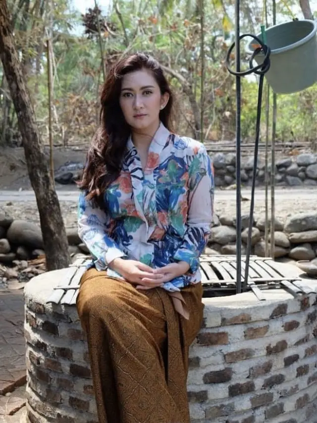 Pesona Nafa Urbach Kenakan Kebaya