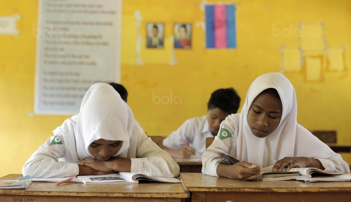 Pendidikan di Negeri Tulehu, Maluku juga sudah terbilang layak seperti daerah di Maluku lainnya. Tingkat kepedulian masyarakat akan pendidikan putra putrinya sudah cukup baik. (Bola.com/Peksi Cahyo)