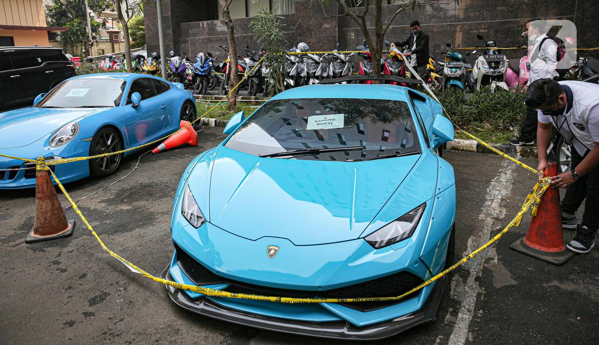 Mobil mewah sitaan milik tersangka Quotex, Doni Salmanan terparkir di halaman Bareskrim Polri, Jakarta, Senin (14/3/2022). Dittipidsiber Bareskrim Polri menyita mobil Porsche, Lamborghini hingga belasan motor gede (moge) milik Doni Salmanan. (Liputan6.com/Faizal Fanani)