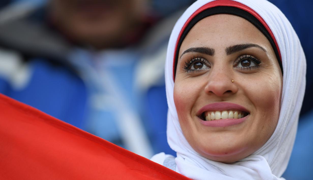 Seorang suporter Mesir saat akan menonton laga Grup A Piala Dunia melawan Uruguay di Stadion Ekaterinburg, Yekaterinburg, Jumat (15/6/2018). Terakhir kali Mesir lolos ke Piala Dunia tahun 1990. (AFP/Jorge Guerrero)