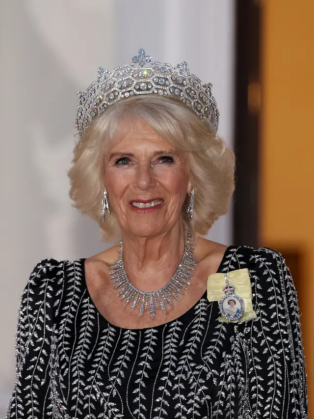 Ratu Camilla Berkilau dalam Balutan Tiara Greville dan Kalung Berlian Ratu Elizabeth di Pesta Kenegaraan