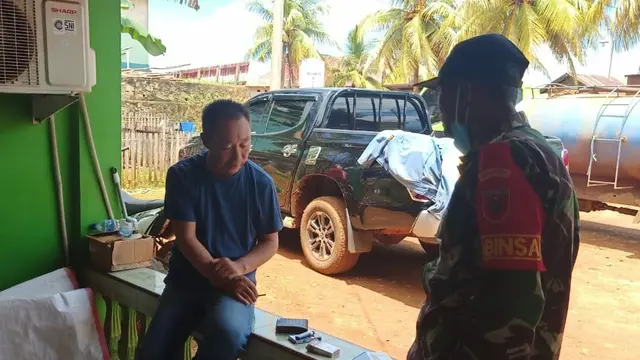 Pemeriksaan terhadap TKA China yang dilaporkan memiliki KTP palsu.KTP milik TKA China yang diduga palsu di Konawe Utara.(Liputan6.com/Ahmad Akbar Fua)