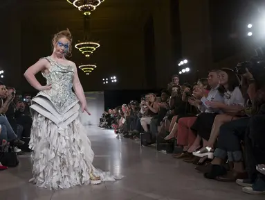 Madeline Stuart, model Australia dengan down syndrome saat memamerkan koleksi Hendrik Vermeulen untuk Musim Panas dan Semi 2016 di acara peragaan busana New York Fashion Week, Minggu (13/9/2015). (REUTERS/Andrew Kelly)