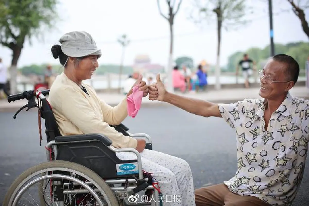Kisah Romantis Suami Rawat Istrinya yang Sakit