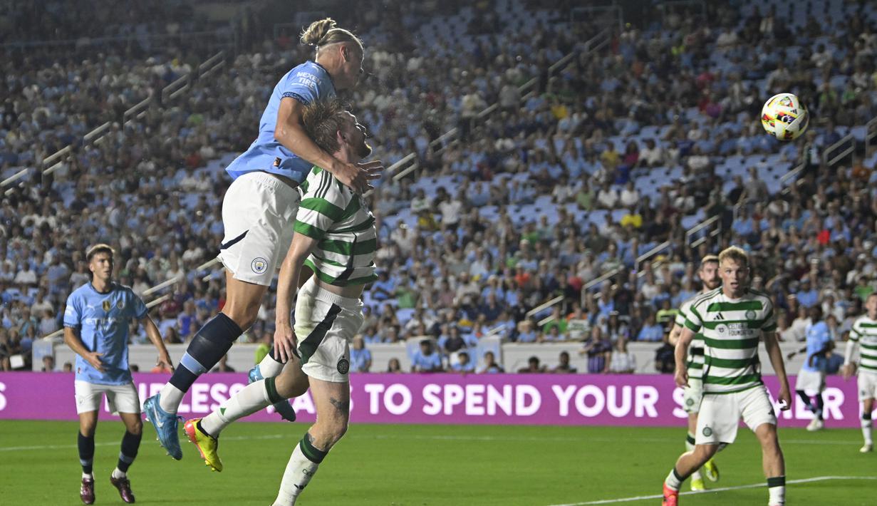 Pemain Manchester City, Erling Haaland, menyundul bola saat melawan Glasgow Celtic pada laga uji coba di Stadion Kenan Memorial, Rabu (24/7/2024). (AFP/Peter Zay)