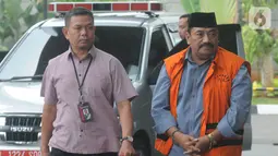 Swasta penyuap Bupati Indramayu Supendi, Carsa AS berjalan akan menjalani pemeriksaan lanjutan di Gedung KPK, Jakarta, Rabu (13/11/2019). Carsa AS diperiksa terkait pengaturan proyek di lingkungan Pemerintah Kabupaten Indramayu tahun 2019. (merdeka.com/Dwi Narwoko)