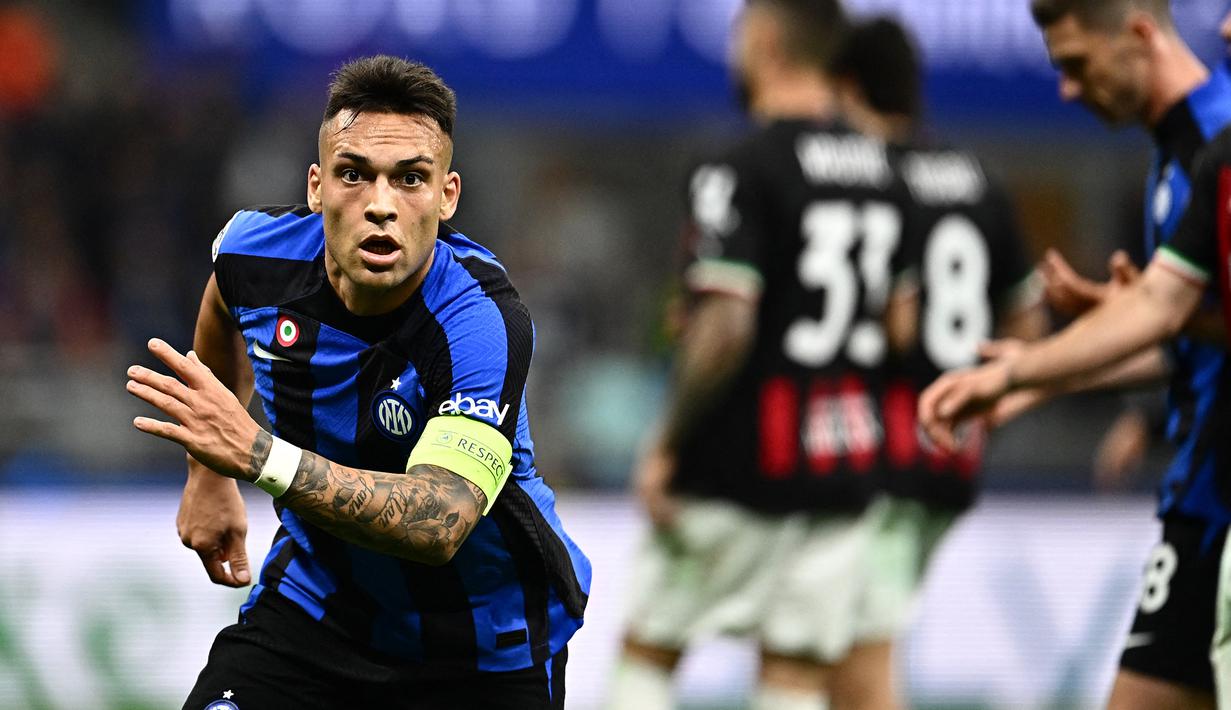 Selebrasi striker Inter Milan, Lautaro Martinez setelah menjebol gawang AC Milan pada laga leg kedua semifinal Liga Champions 2022/2023 di San Siro Stadium, Milan (16/5/2023). Lautaro Martinez yang telah membela Inter Milan sejak awal musim 2018/2019 ini kini memiliki nilai pasar 80 juta euro atau setara Rp1,3 triliun. (AFP/Gabriel Bouys)