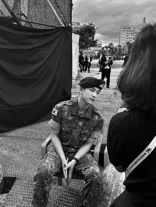 Sebelum wamil, Jinyoung sempat menulis surat untuk penggemar. Dia memahami keterkejutan fans soal berita wamil yang terkesan mendadak.