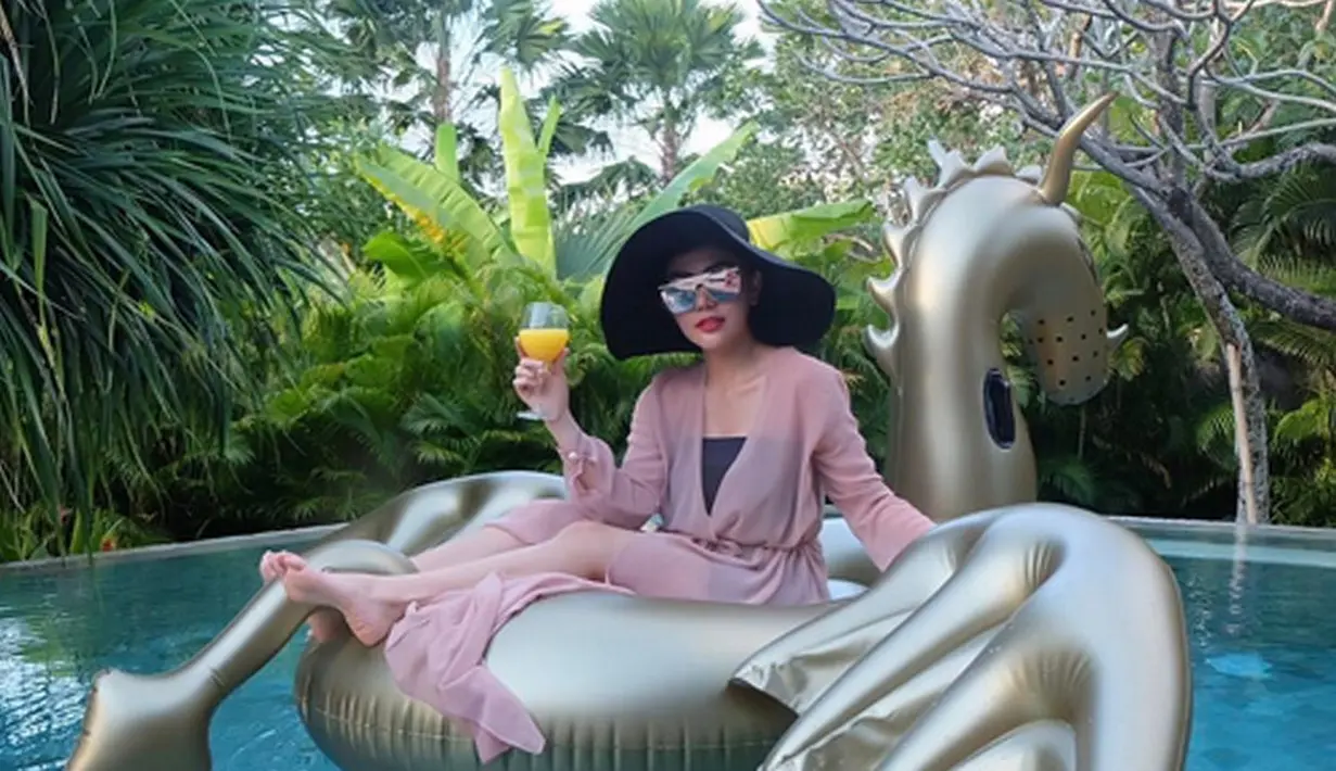 "Pertemanan udah gak ada kontak, dia pacaran sama siapa dan aku nikah trus cerai sama yang lain," kata Bella Shofie. (Instagram/bellashofie5292)