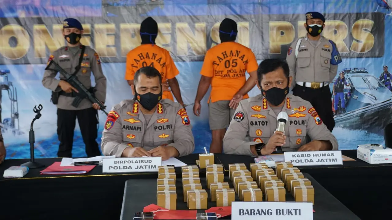 Dua tersangka kasus bom ikan di Situbondo (Dian Kurniawan/Liputan6.com).