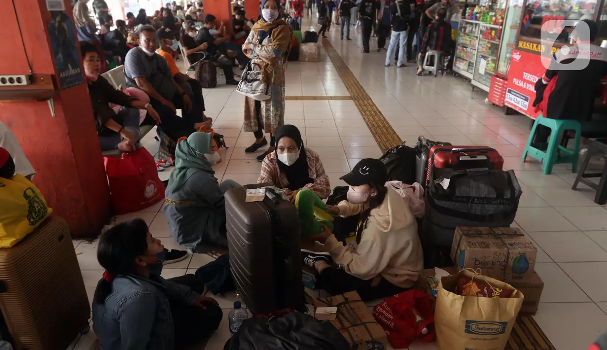 <p>Calon penumpang menanti waktu keberangkatan di area Terminal Bus Antar Kota Antar Provinsi (AKAP) Kampung Rambutan, Jakarta, Sabtu (30/4/2022). Hingga tiga hari jelang (H-3) Lebaran 2022, 1.191 orang pemudik tercatat meninggalkan Terminal Kampung Rambutan. (Liputan6.com/Helmi Fithriansyah) </p>