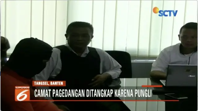 Camat Pagedangan, Achmad Kasori, ditangkap karena kedapatan lakukan pungutan liar pendirian tempat ibadah di pusat perbelanjaan.
