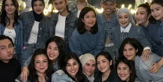 Aurel Hermansyah mengenakan atasan jaket denim dipadukan inner putih polos, dipadukan celana denim. Serta mengenakan pashmina hitam polos. Ayu Dewi juga tampil dibalut atas denim. [@keanuagl]