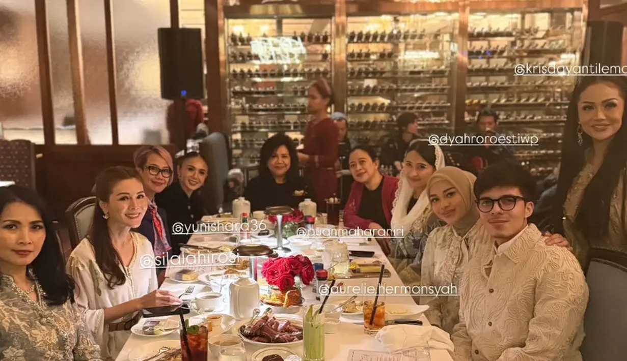 Puan Maharani hadir mengenakan puter maroon dipadukan inner hitam. Rambutnya diikat belakang. [@attahalilintar]