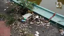 Sampah berserakan di Taman Martha Tiahahu yang terbengkalai di kawasan Blok M, Jakarta Selatan, Selasa (17/11/2020). Taman yang berdiri sejak 1948 tersebut kini kondisinya terbengkalai, dengan sampah dan rumput liar yang tumbuh hampir di seluruh sudut taman. (Liputan6.com/Immanuel Antonius)