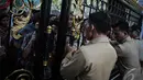 Petugas berjaga-jaga di depan gerbang Istana Negara untuk mengkondisikan massa yang berebut untuk masuk, Jakarta, Senin (20/10/2014) (Liputan6.com/Faizal Fanani)