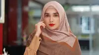 Potret Ussy Sulistiawaty Dalam Balutan Hijab (sumber: instagram/ussypratama)