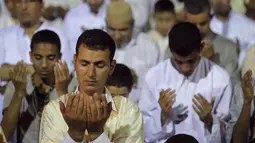 Umat muslim saat memanjatkan doa di sebuah masjid di Sale, Maroko, Selasa (14/7/2015). Setiap malam Lailatul Qadar, beberapa masjid di Maroko dipenuhi para umat muslim. (REUTERS / Stringer)