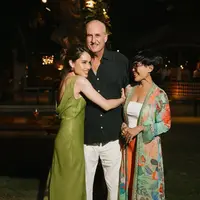 Cinta Laura merayakan ulang tahun ayahnya ke-75 di Bali dengan pesta outdoor. Tampak perayaan pun begitu hangat dihadiri keluarga dan kerabat. [@claurakiehl]